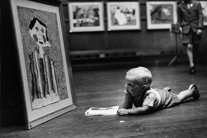 3rd September 1959:  A toddler inspecting one of the paintings on display at the National Exhibition of Children's Art at the Royal Institute Galleries.  (Photo by John Franks/Keystone/Getty Images)