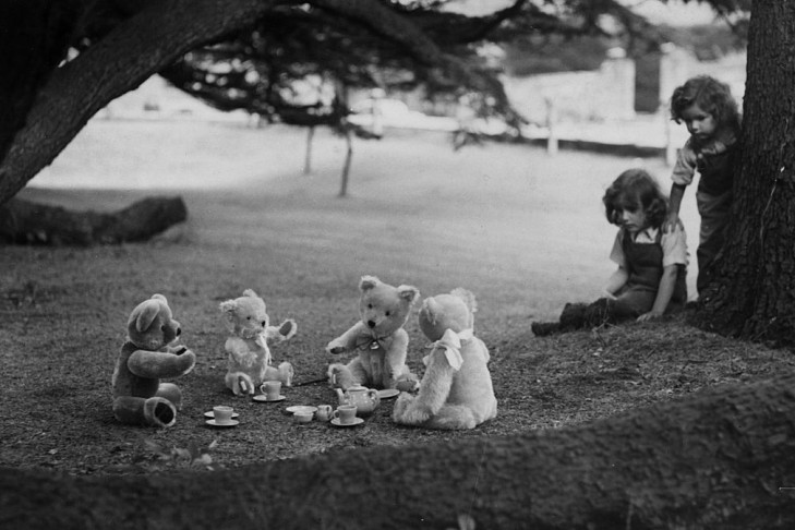 Ghislaine and Ceres Randall watching their teddy bears enjoy a picnic in Wells, Somerset.  (Photo by Keystone/Getty Images)