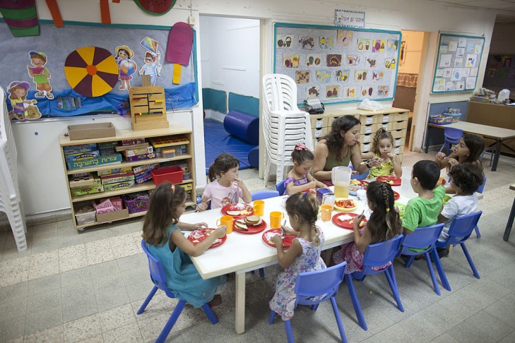 Israeli school children eat their meal in Zikim. (Photo by Lior Mizrahi/Getty Images)