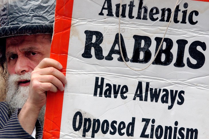 An Orthodox Jew holds an anti-Zionist protest card during the Salute to Israel Parade in New York City. (Photo by Stephen Chernin/Getty Images)