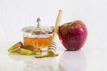 Honey and Apple for Rosh Hashanah (Photo: natushm/iStock)