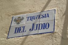 Jewish street sign in Spanish (Photo: Daytonarolexboston/Wikimedia Commons)