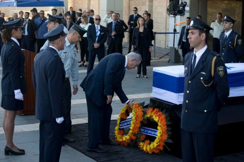 Israeli Prime Minister Benjamin Netanyahu places a wreath by the coffin of former Israeli President Shimon Peres at the Knesset, Israel’s Parliament, in Jerusalem, Thursday, Sept. 29, 2016. Peres died early Wednesday from complications from a stroke. He was 93. (AP Photo/Ariel Schalit)