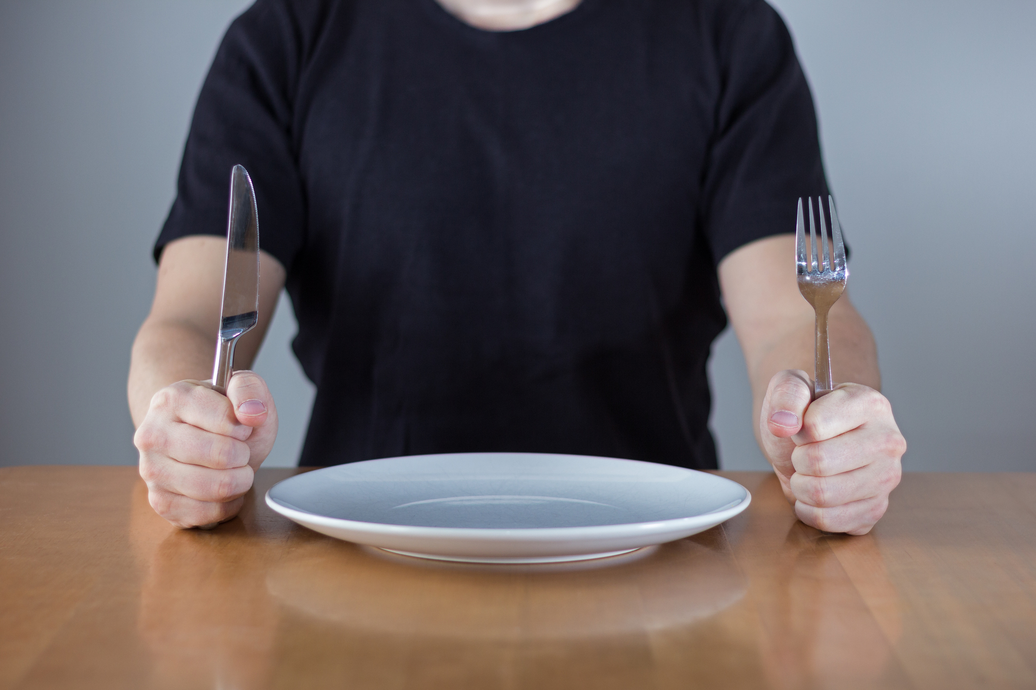 Объяснить голодный. Человек с пустой тарелкой. Тарелка с вилкой. Пустая тарелка с вилкой.