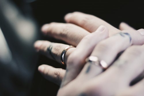Wedding rings on the hands of a married couple (Photo:
Felipe P. Lima Rizo/Unsplash)