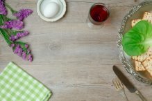 Passover wine, Matzah, and Seder plate (Photo: Maglara/iStock)