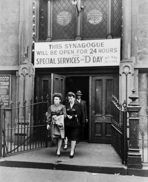 D-Day services at Congregation Emunath Israel on West 23rd Street in New York City on June 6, 1944 (Photo: Library of Congress)