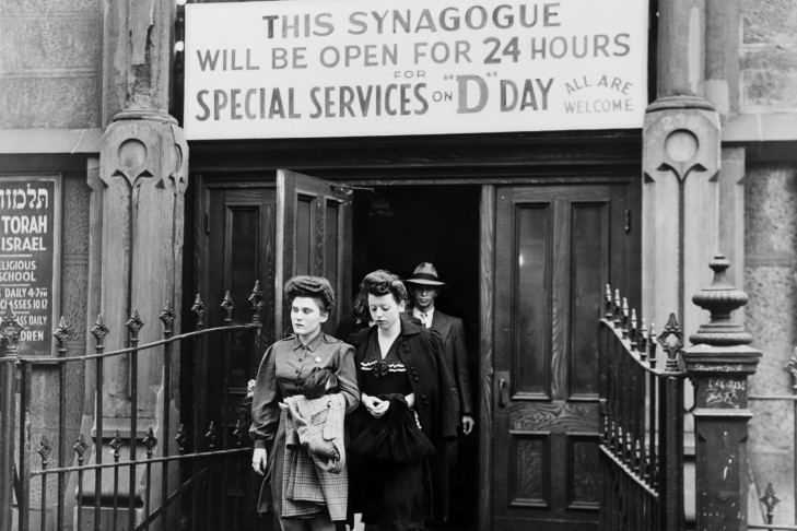 D-Day services at Congregation Emunath Israel on West 23rd Street in New York City on June 6, 1944 (Photo: Library of Congress)