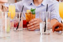 Friends enjoying conversation and cocktails (Photo: Gabriel Gurrola/Unsplash)