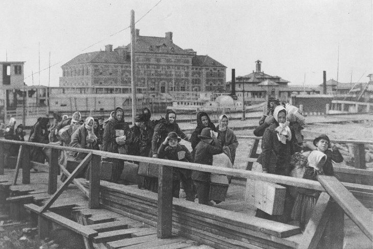 Immigrants arriving in New York in 1902 (Photo: United States Library of Congress’s Prints and Photographs Division)