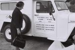 Golda Meir presents an ambulance to Kenya in 1964 (Photo: Moshe Pridan/Wikimedia Commons)
