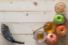 Shofar, Apples, Pomegranate and Honey for High Holydays. Rosh Hashanah and Yom Kippur. (Photo: noipornpan/iStock)