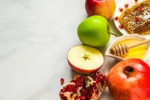 Apple, honey, and pomegranate for Rosh Hashanah (Photo: samael334/iStock)