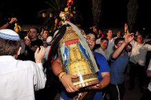 Simchat Torah (Photo: chameleonseye/iStock)