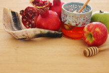 Rosh Hashanah Yom Kippur High Holydays Shofar, Pomegranate, Apple, Honey (Photo: tomertu/iStock)