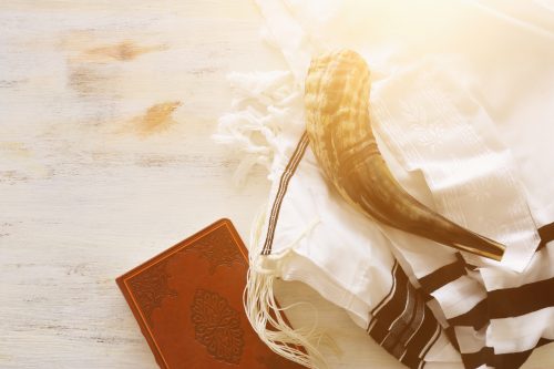 Yom Kippur Shofar, tallit, prayer book (Photo: tomertu/iStock)
