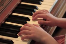 Child playing piano keys (Photo: Scott Catron/Flickr)