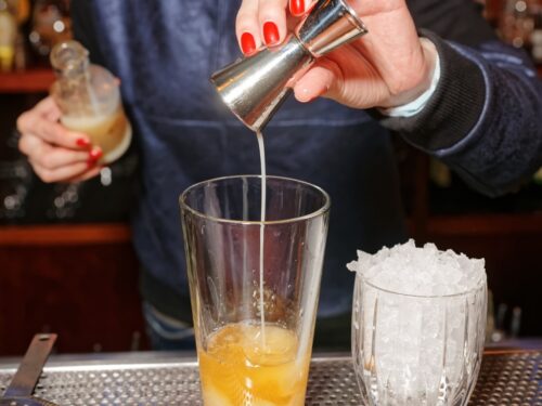 Bartender, Mixology, Cockstails, Drinks, Happy Hour (Photo: Kondor83/iStock)