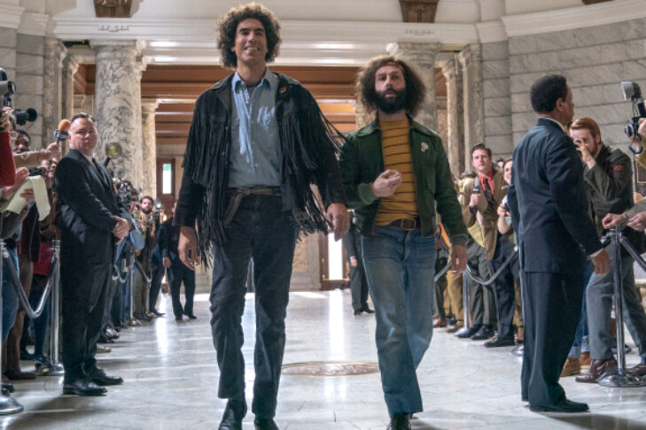 THE TRIAL OF THE CHICAGO 7 (L to R) SACHA BARON COHEN as Abbie Hoffman,  JEREMY STRONG as Jerry Rubin in THE TRIAL OF THE CHICAGO 7. Cr. NIKO TAVERNISE/NETFLIX © 2020