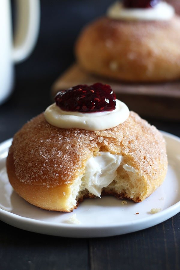 Cheesecake-Stuffed-Baked-Doughnuts-03