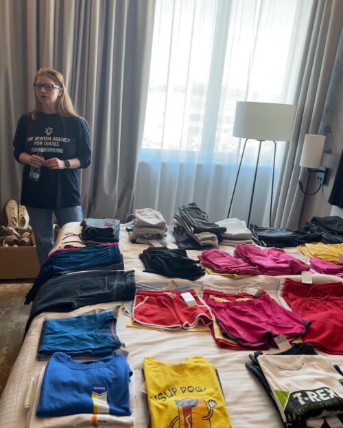 Kseniya Reznichenko of JAFI with clothes for Ukrainian refugees in the JDC “hotel” in Poland (Photo: CJP)