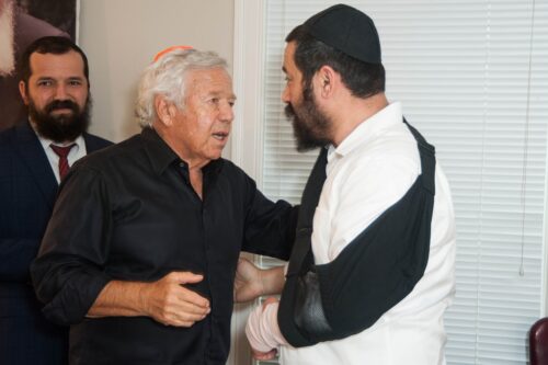 Robert Kraft visits Rabbi Shlomo Noginski during his recovery (Photo: Shaloh House)