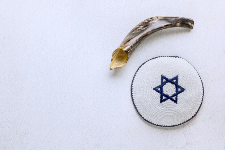Significance of shofar kippah in jewish religious practices during synagogue festivals holy days