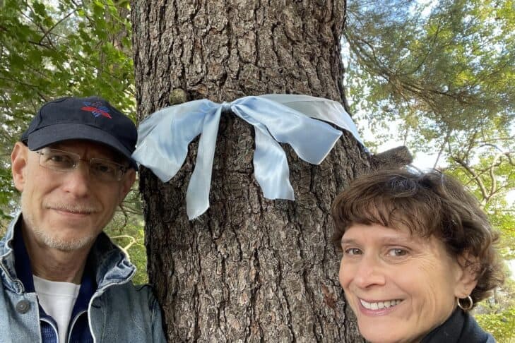 Rabbi Leslie Gordon, right, who came up with the Blue Ribbons campaign idea, and her husband, David Goodtree, in front of their house (Courtesy photo)