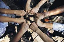 Community Hands Strength Support Group howtogoto iStock