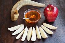Yom Kippur Rosh Hashanah Shofar Honey Apples tovfla iStock