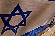 Israeli flag in hostages square (Photo: Chenspec/Wikimedia Commons)
