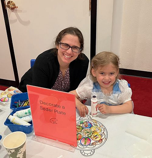 passoverSederVillage Anna Sobel from Talking Hands Theater performed a Passover puppet show, and then we made holiday crafts!