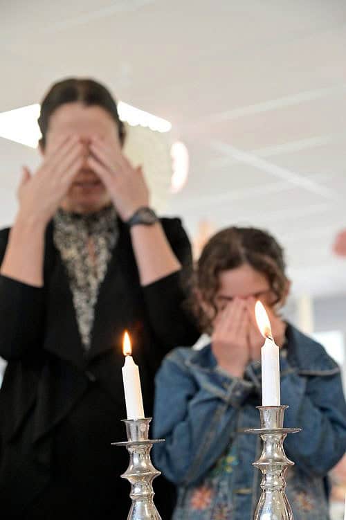 Kids Children Family Shabbat (Photo: chameleonseye/iStock)