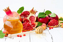 Rosh Hashanah Apples Honey Pomegranates sveta_zarzamora iStock Rosh Hashanah Apples Honey Pomegranates