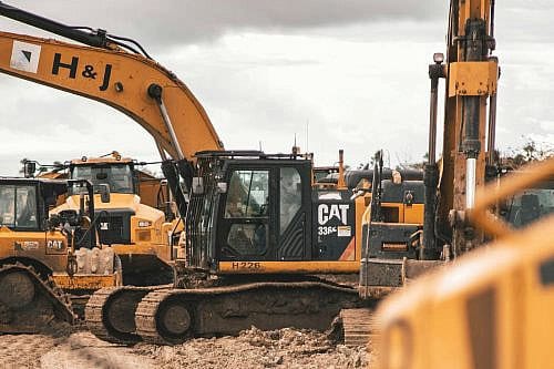 Construction vehicles jason-jarrach-CaZHJbYdEf0-unsplash