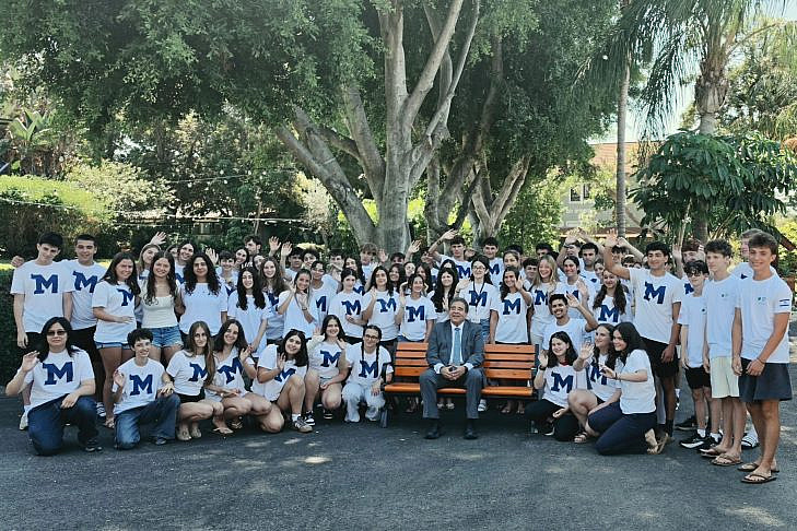 Muss students with Russell Muss students with Jewish National Fund-USA CEO Russell F. Robinson (Courtesy photo)